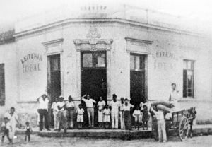 Moradores em frente  Leiteria Real (dcada de 40)