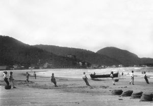 Puxada de rede na Praia dos Astrias (dcada de 60)